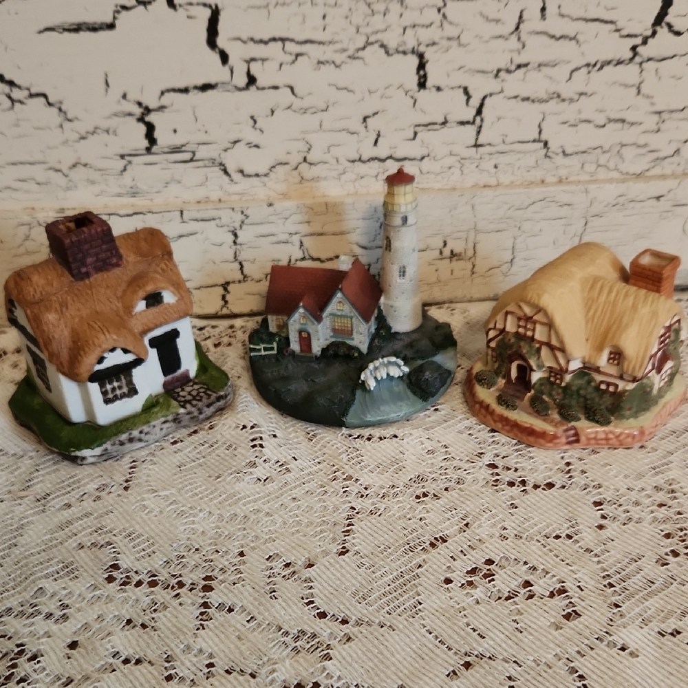 Charming Vintage Village Ceramic Cottages Miniature Set of 3
